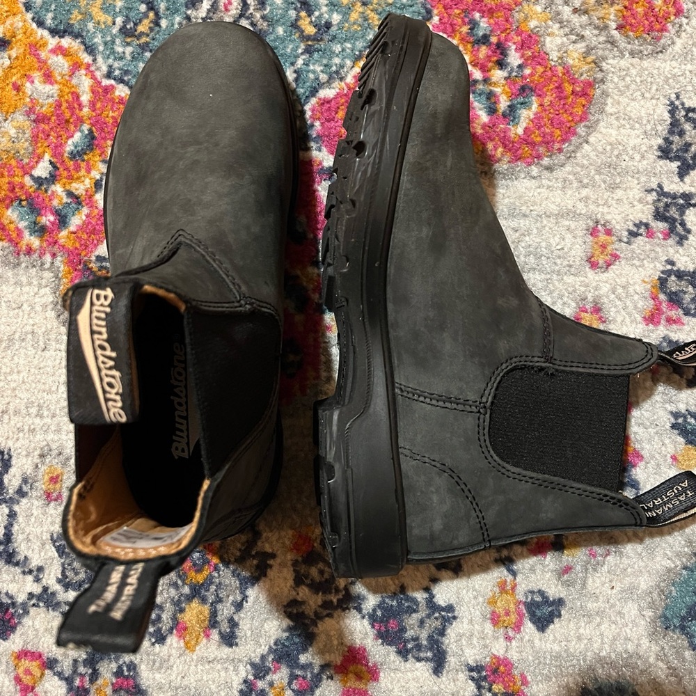 almost new rustic black blundstones 6.5